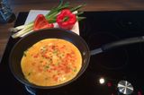 Das Frühstücks-Omelette wird immer mal variiert. Heute mit Frühlingszwiebeln und Paprika.