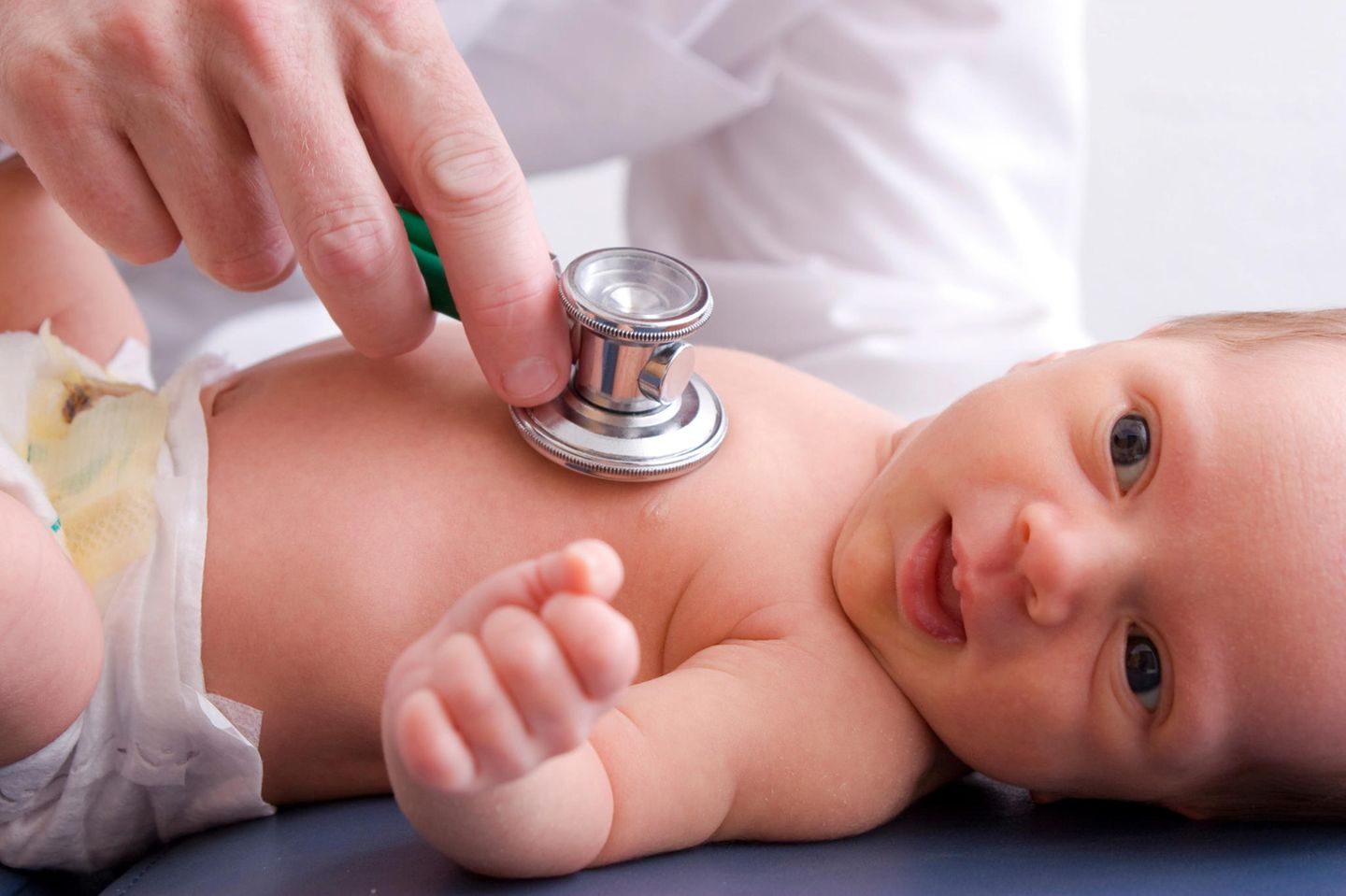 Baby wird von Kinderarzt untersucht