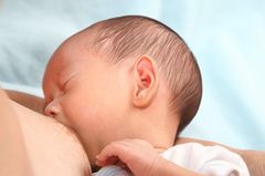 Säugling trinkt an Brust, Nahaufnahme vom Kopf