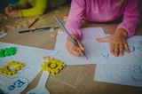 Kinder lernen Buchstaben schreiben in der Kita