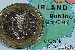 Wenn es mal über die Grenze geht: Okay, andere Währungen gibt es in Europa kaum noch, aber die Euro-Münzen haben ja - je nach Land - unterschiedliche Rückseiten. Die irische zum Beispiel ziert eine landestypische Harfe.