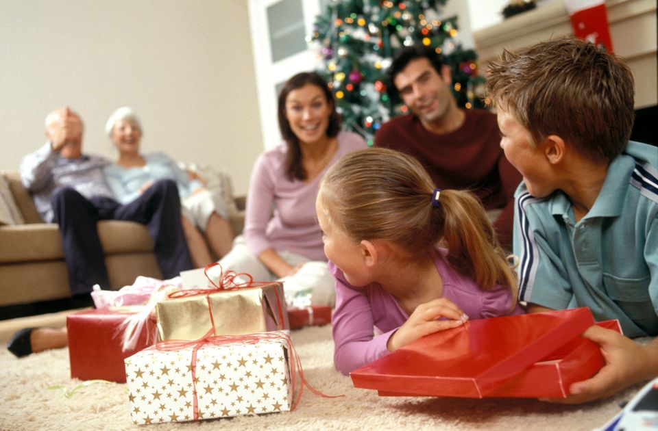 Familie feiert Weihnachten, packt Geschenke aus