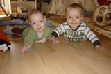 Das einzige Bild von unseren Zwillingen Maya und Max, wo sie beide gleichzeitig lachen bzw. grinsen.