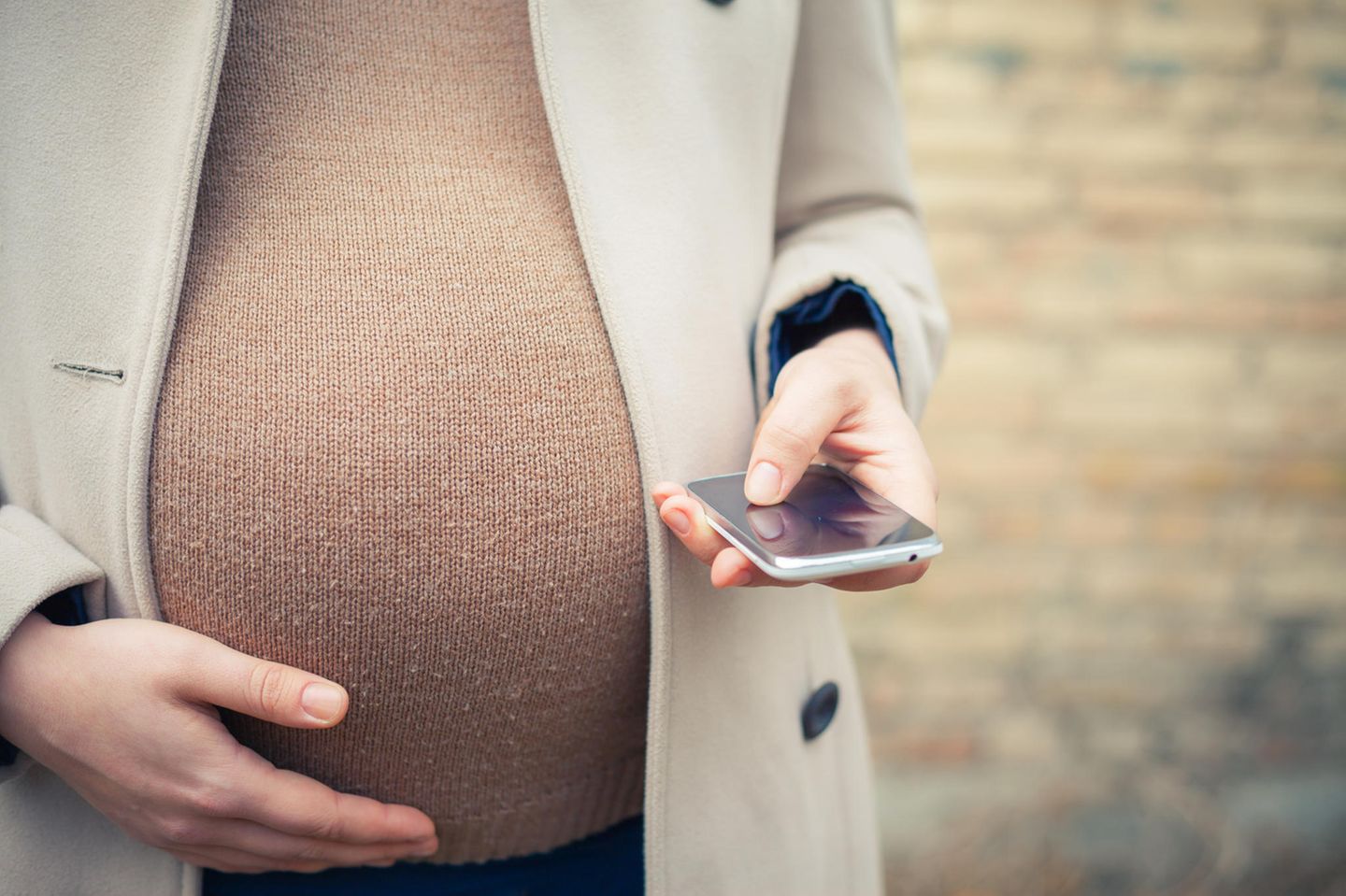 Schwangere mit Handy