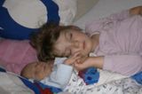 Laura und Tim schlafen zusammen im Krankenhaus