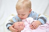 Das ist Samuel mit seiner kleinen Schwester Johanna. Auf dem Bild ist Samuel 20 Monate alt, Johanna ist 3 Wochen alt. Das Bild ist vor knapp drei Monaten entstanden.
