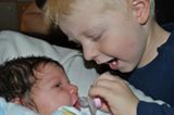 Noah (2 1/4 Jahre) kümmert sich liebevoll um seine kleine Schwester Livia.   Er ist gerade einmal seit knapp drei Wochen stolzer großer Bruder!