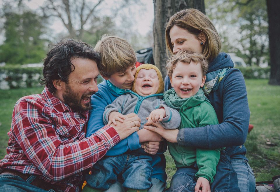 Glückliche Familie im Freien Glückliche Familie im Freien