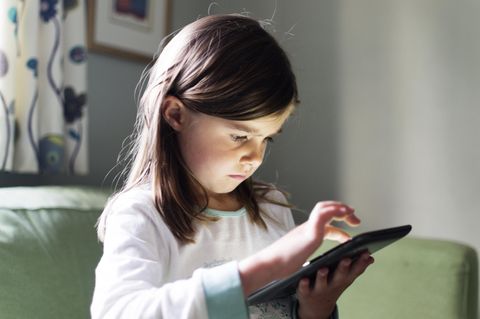 Mädchen mit Tablet