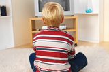 Junge schaut TV