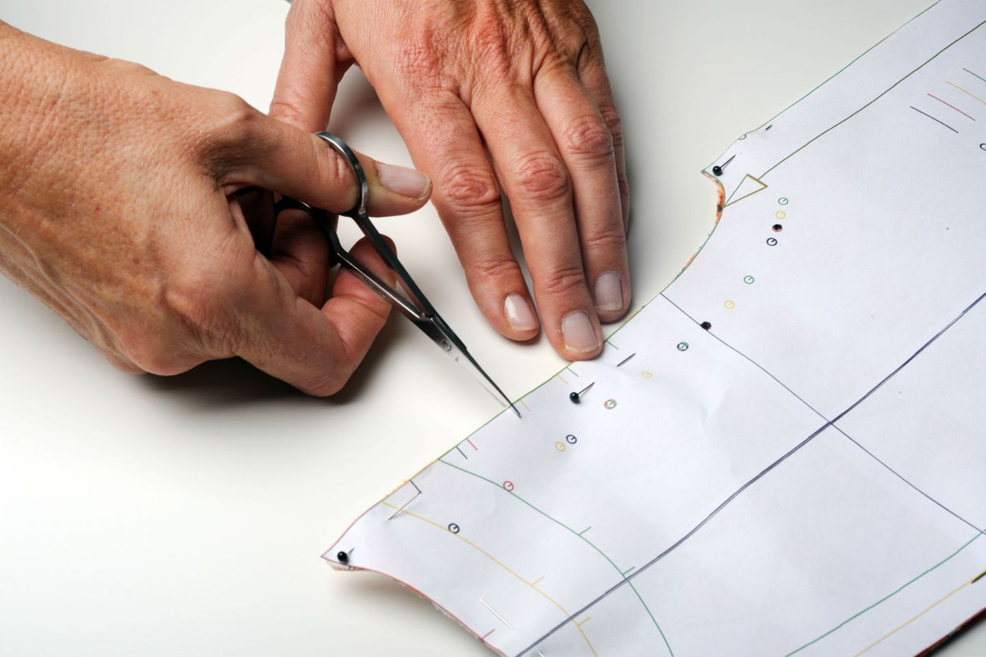 Knipse und Knopfpositionen vom Schnitt auf den Stoff übertragen übertragen. Die Knopfpositionen mit einem hellen Stift oder einem Heftfaden markieren.