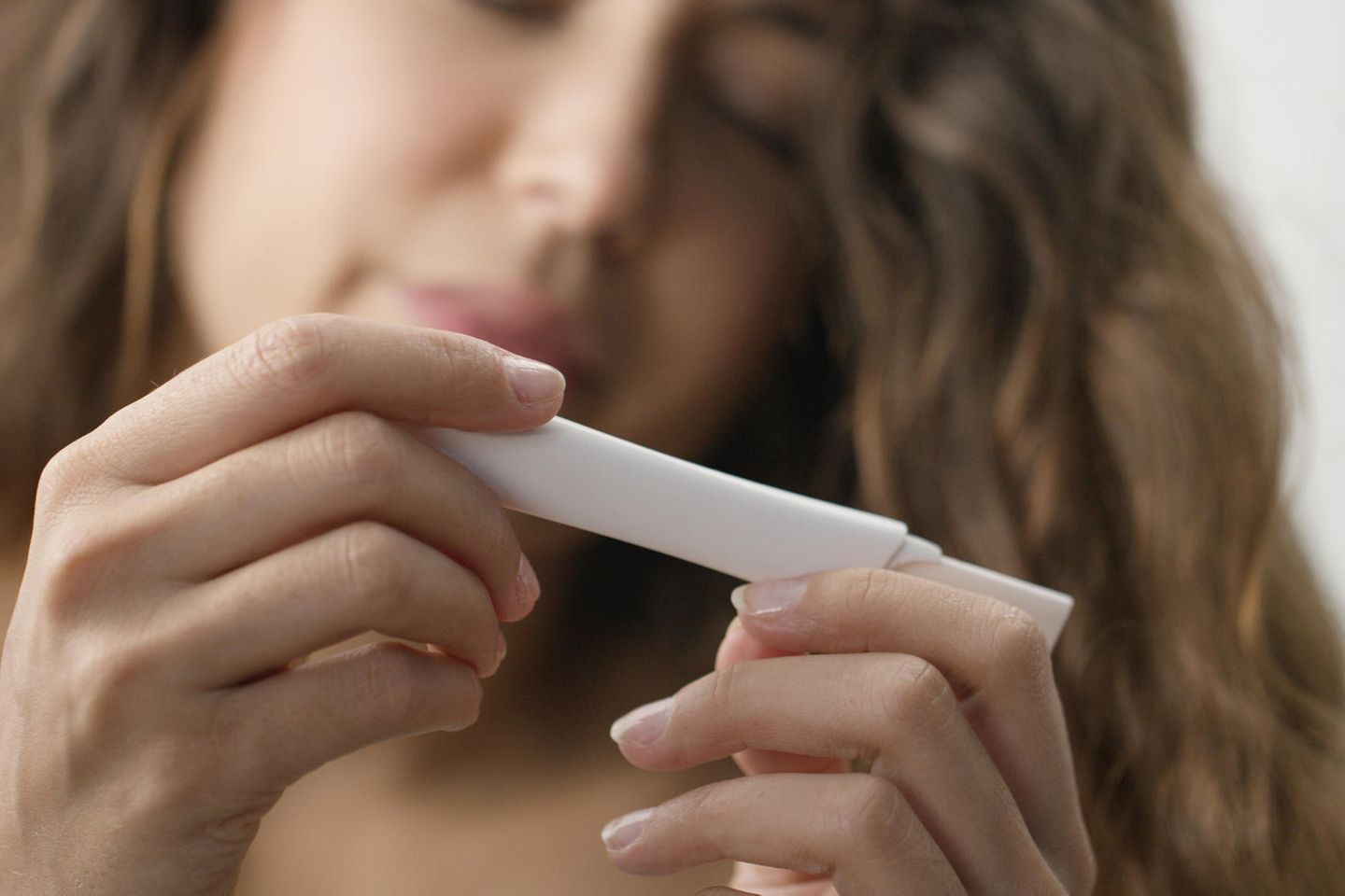 Eine Frau hält einen Schwangerschaftstest