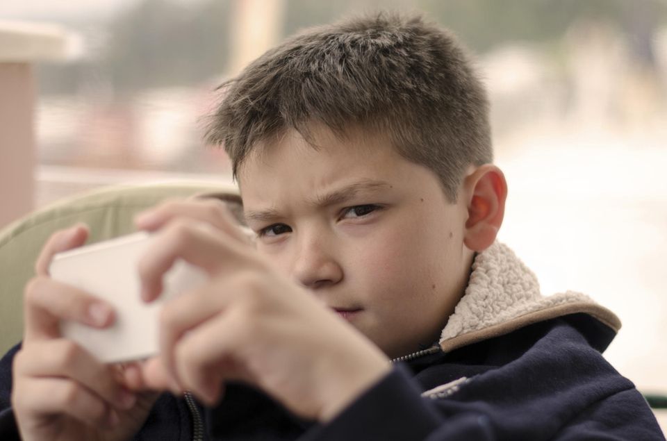 Junge spielt ernst mobile Game Junge spielt ernst mobile Game