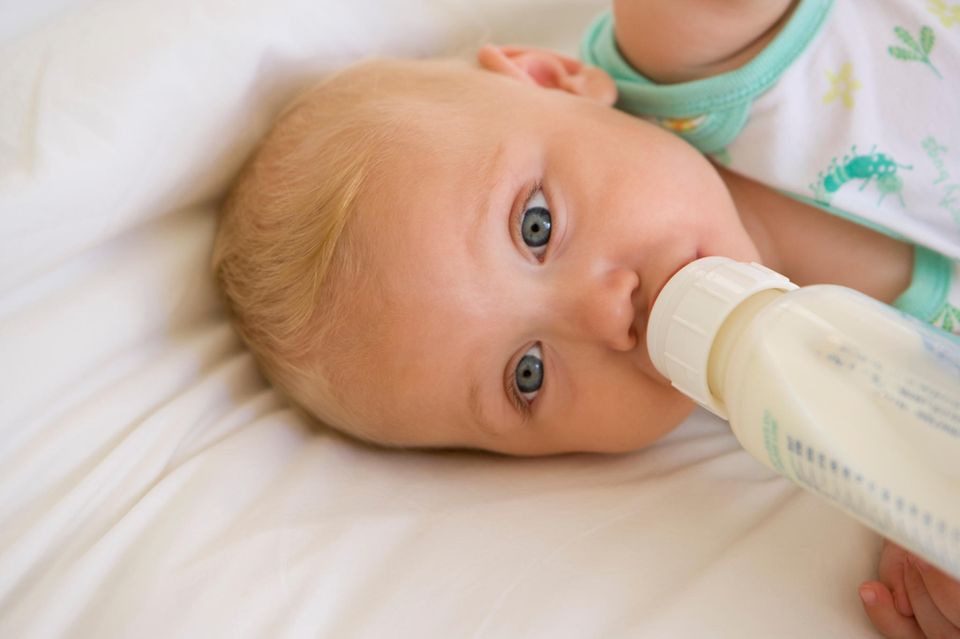 Abpumpen: Muttermilch aus der Flasche | Eltern.de