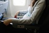 Einen speziellen Gurt für Schwangere gibt es leider nicht. Allerdings haben die meisten Airlines eine Gurtverlängerung, falls der Bauch schon zu groß sein sollte. Den Gurt am besten unterhalb des Bauches anlegen.    
