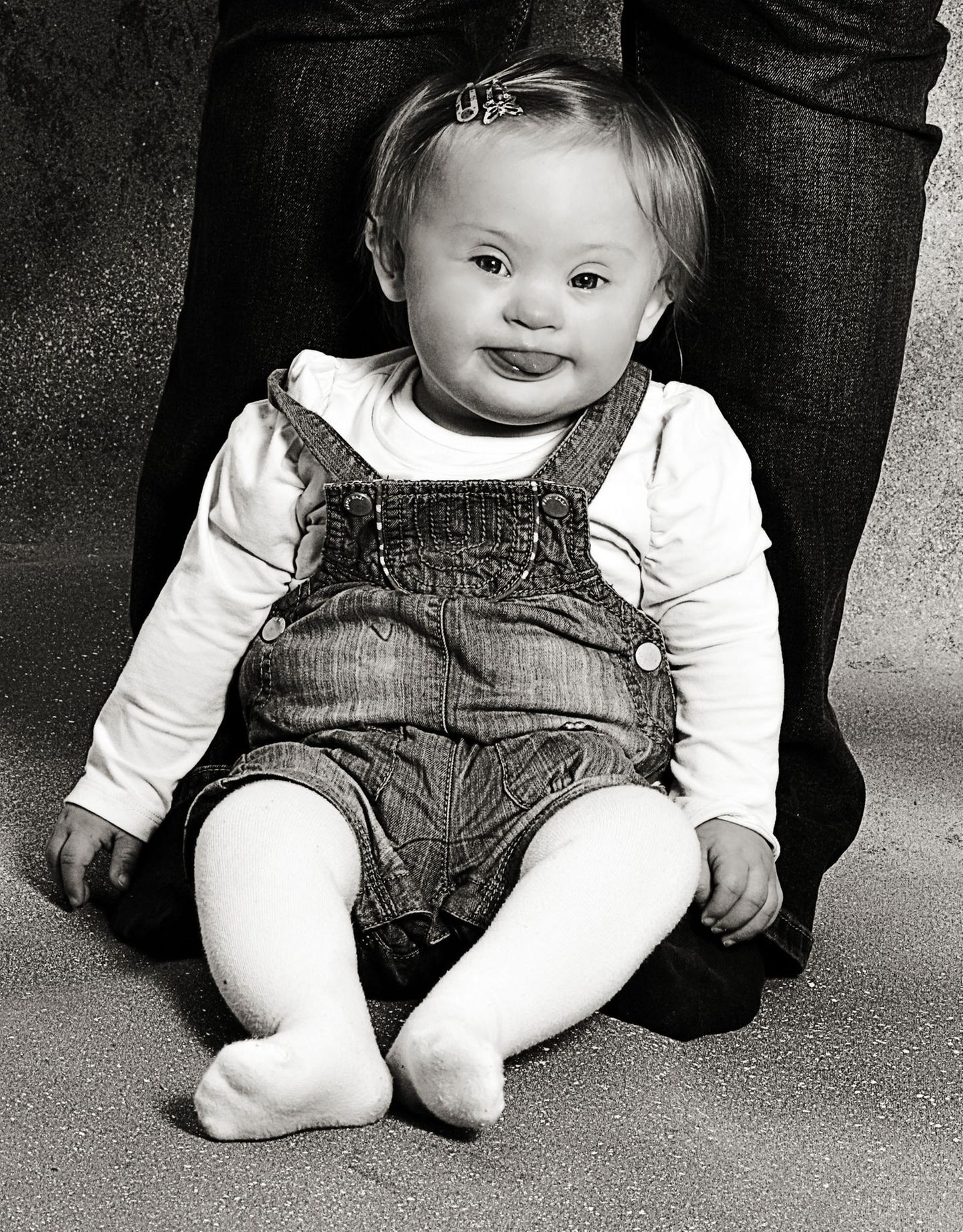 Anna ist elf Monate alt und trägt besonders gern Jeanskleider.