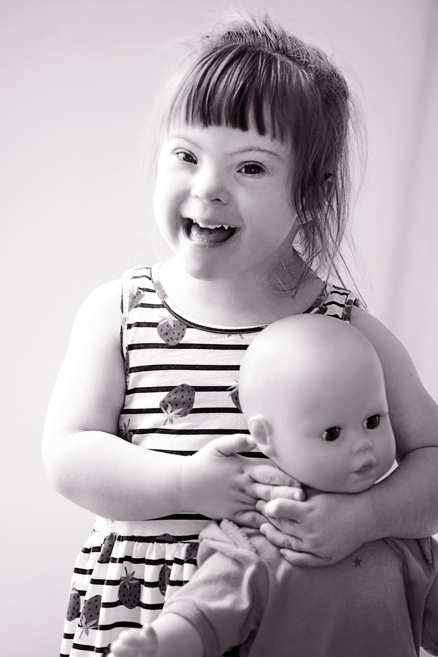 Down-Syndrom: Helena ist drei Jahre alt und liebt ihre Puppe über alles.