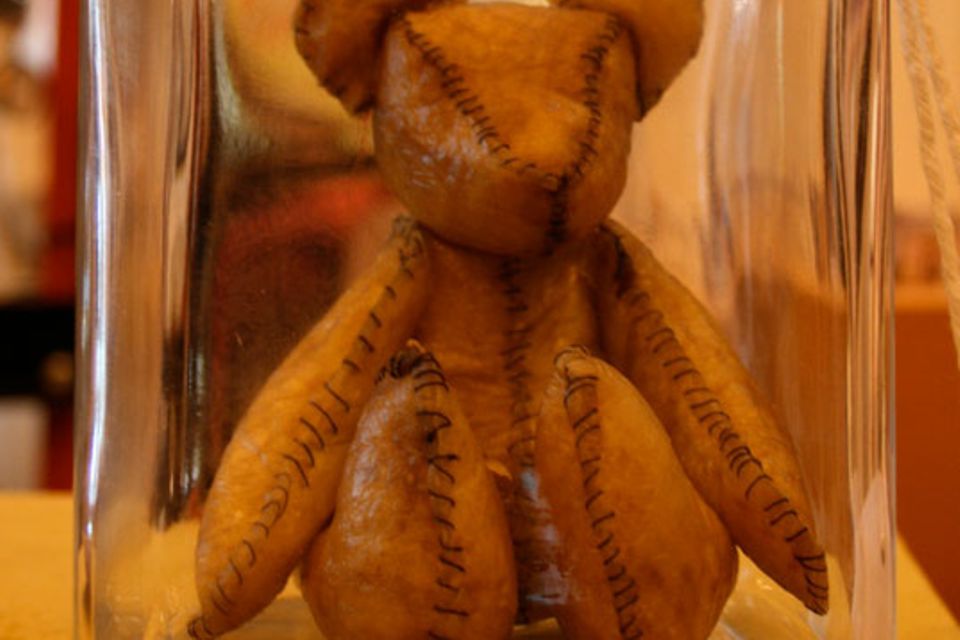 Vielleicht reichen zwei Worte, um diesen süßen Teddy schräg zu finden: Plazenta Teddy. Ja, ihr habt richtig gehört. Er ist tatsächlich aus einer Plazenta hergestellt. Allerdings ist er sehr empfindlich und allein schon deshalb nur zum Anschauen geeignet.      Mehr Infos gibt es hier: www.popsugar.com