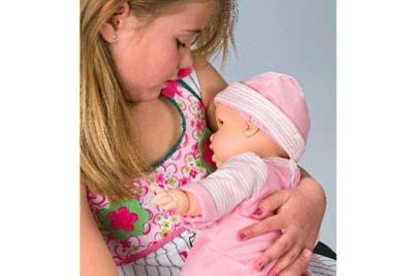 Wenn Dein Kind diese Puppe dicht an die aufgenähten Blümchen auf dem Oberteil hält, macht das Plastikbaby Schmatzgeräusche. Fast wie ein echter Säugling.      Mehr Infos gibt es hier: www.popsugar.com