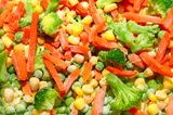 Wenn Du Gemüse vor dem Einfrieren blanchierst, bleiben mehr Vitamine erhalten. So geht's: Das Gemüse kurz mit kochendem Wasser oder Wasserdampf stark erhitzen, dann in kaltem Wasser abschrecken.    
