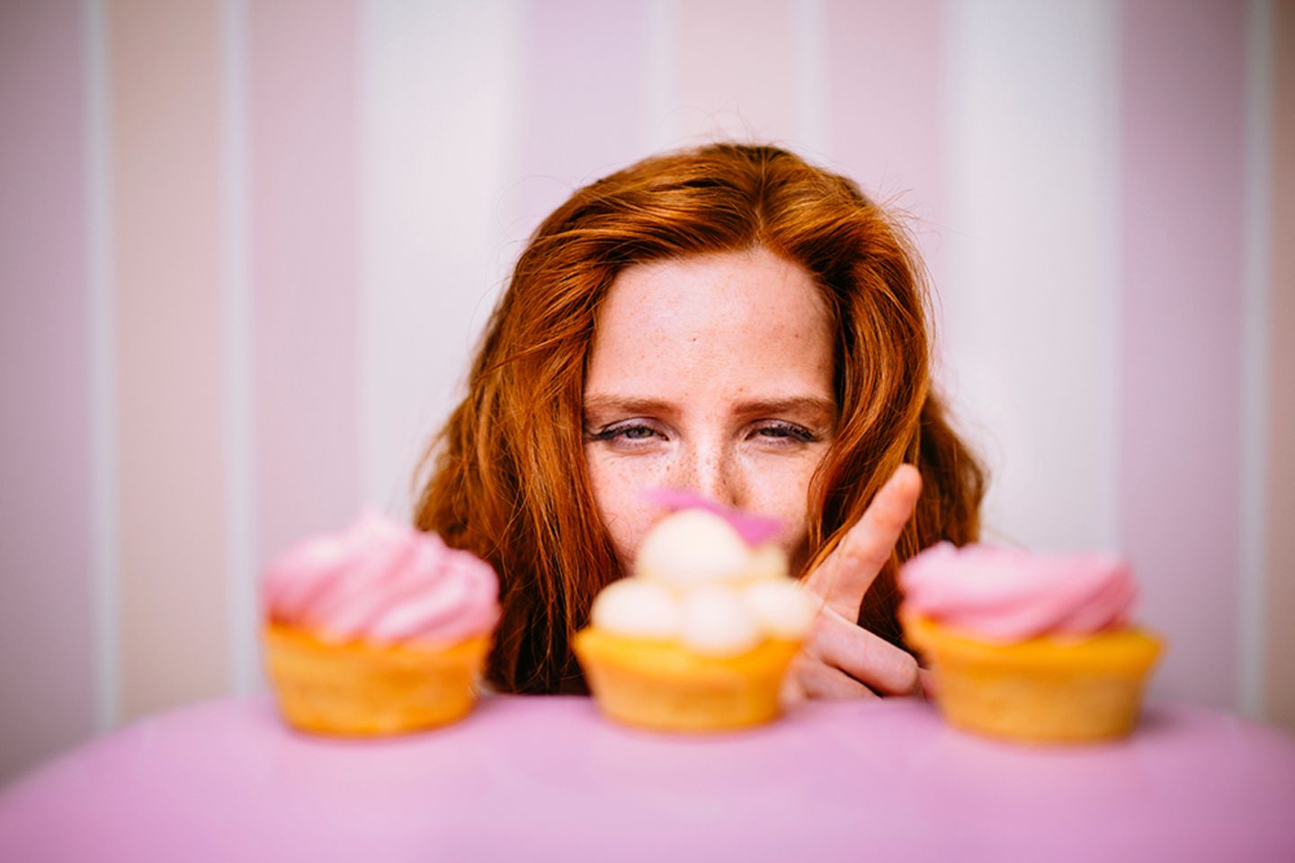 Frau will leckere Cupcakes essen