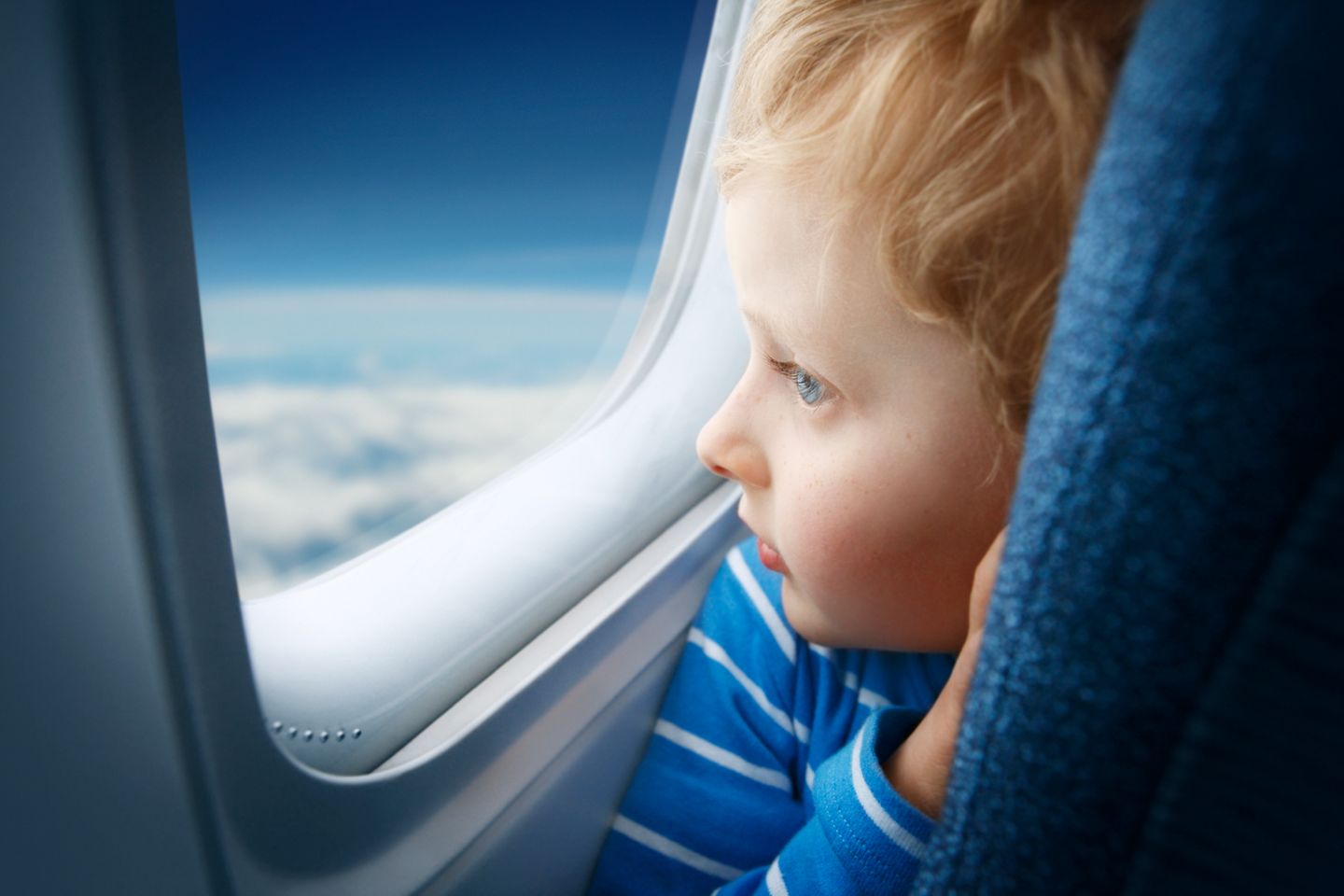 Flugreisen mit Kleinkind: Unbedingt einen Fensterplatz buchen