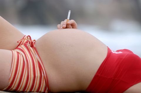 Schwangere raucht Zigarette