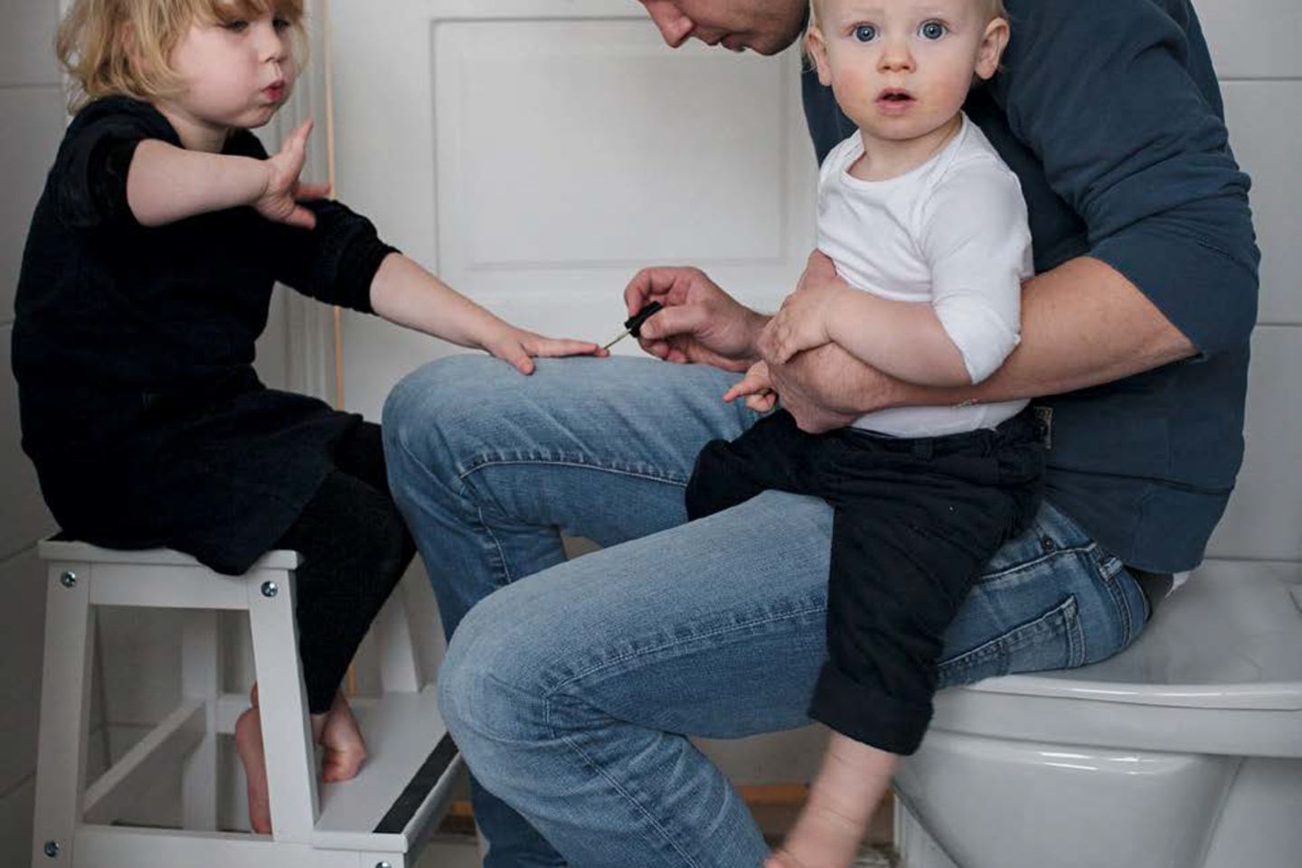 Für sieben Monate in Elternzeit mit seinem Sohn Valdemar   „Ich finde es schade, nicht so viel mit Mathilda zu Hause gewesen zu sein wie jetzt mit Valdemar. Es war schwer, eine genauso gute Beziehung zu Mathilda aufzubauen, wie die, die sie zu ihrer Mutter hat. Und ich glaube, das liegt daran, dass wir die Elternzeit nicht geteilt haben.      Der Umzug von Holland war eine bewusste Entscheidung, als die Kinder kamen. Schweden ist ein viel kinderfreundlicheres Land. Ich will, dass sich mein Leben um meine Kinder dreht und ich glaube, das ist in Schweden besser möglich als in Holland.“    