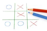 Tic Tac Toe geht ganz schnell - sogar Kindergartenkinder können schon mitspielen. Zunächst wird ein Spielfeld mit 9 Kästchen gezeichnet. Dann malen die Spieler abwechselnd ein X oder ein O in die Felder. Wer zuerst drei Symbole senkrecht, waagerecht oder diagonal in einer Reihe hat, gewinnt die Runde.    