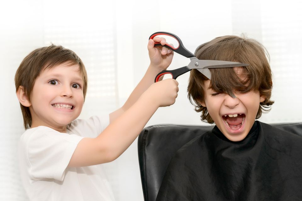 Lass uns Friseur spielen: Wenn Kinder sich selbst die Haare schneiden