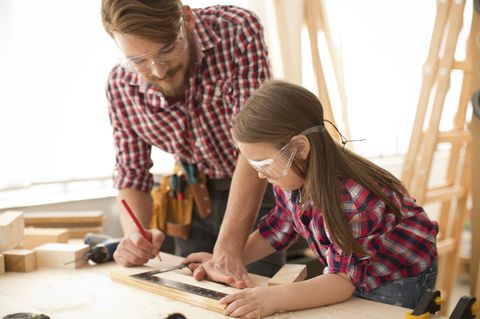 Vater und Tochter bauen