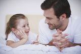 Vater und Tochter erzählen sich Geschichten