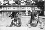 Von Anfang an unzertrennlich: Geschwisterliebe kennt keine Hautfarbe