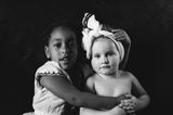 Von Anfang an unzertrennlich: Geschwisterliebe kennt keine Hautfarbe
