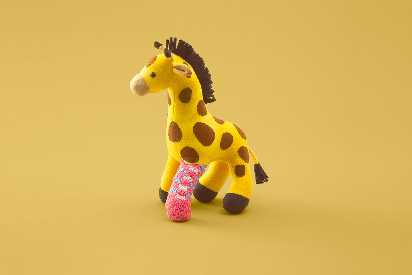 Giraffe + Affenbeinchen. Die gelungene Operation hilft dem Lieblingstier wieder auf die Beine.