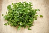 Das gesündeste Gemüse: Brunnenkresse. In ihr ist mehr Eisen als in Spinat enthalten, mehr Kalzium als in Milch, und mehr Vitamin C als in Orangen. Außerdem liefert sie Kalium, Eisen, Phosphor, Jod und die Vitamine A, B, D und E. Brunnenkresse schmeckt leicht kressig scharf (okay, das ist mehr was für die Eltern), ist lecker einfach so aus der Hand in den Mund. Oder statt Salatblatt auf dem Sandwich.    