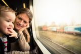 Mutter und Kind gucken aus dem Zugfenster