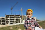 kleiner Junge auf Baustelle
