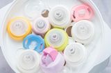 Ein Sterilisator reinigt die Babyflasche nach der Spülmaschine oder der Handwäsche noch mal gründlich mit heißem Wasserdampf. Für Neugeborene bestimmt zu empfehlen. Wenn Dein Kind bereits über den Boden robbt und den ein oder anderen Fussel vom Boden in den Mund steckt, kannst Du Dir das wohl auch sparen.  Aber schaden tut das natürlich nicht :-)