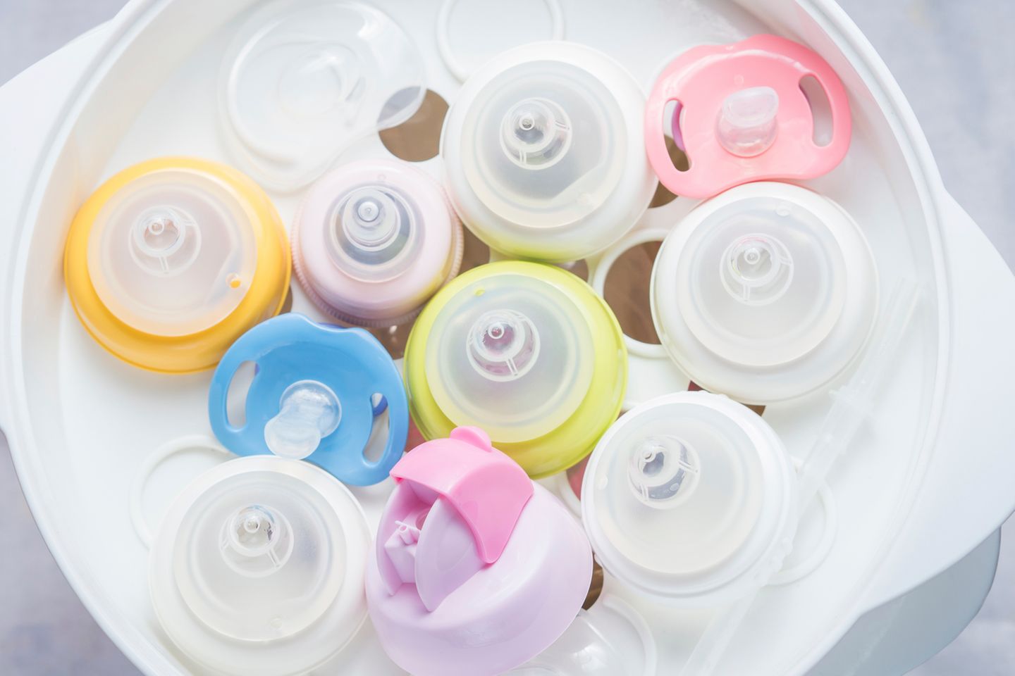 Ein Sterilisator reinigt die Babyflasche nach der Spülmaschine oder der Handwäsche noch mal gründlich mit heißem Wasserdampf. Für Neugeborene bestimmt zu empfehlen. Wenn Dein Kind bereits über den Boden robbt und den ein oder anderen Fussel vom Boden in den Mund steckt, kannst Du Dir das wohl auch sparen.  Aber schaden tut das natürlich nicht :-)