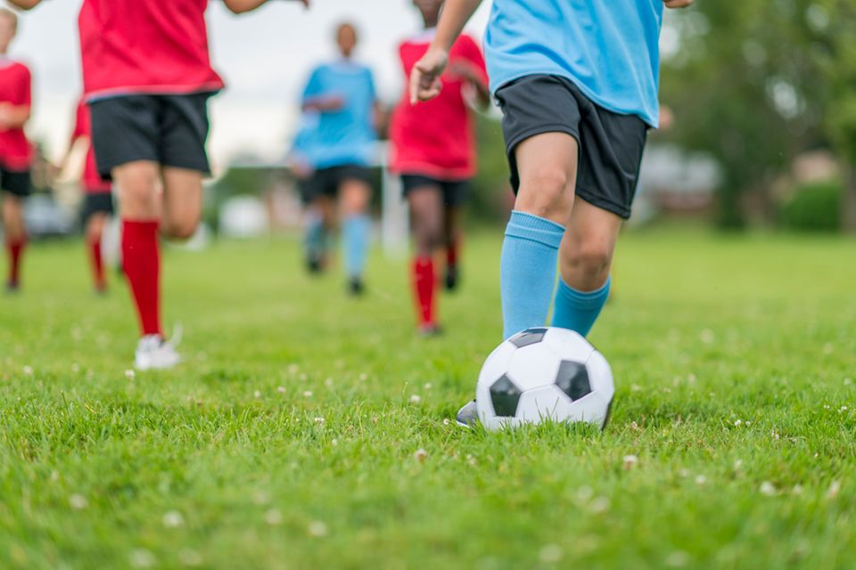 Fußballspielen wie der geniale Neymar, das ist ihr Traum. Deshalb kickt Mascha auch mit den Jungs – und hält locker mit Fußballspielen wie der geniale Neymar, das ist ihr Traum. Deshalb kickt Mascha auch mit den Jungs – und hält locker mit