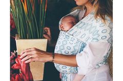Das "Baby Wrap" der australischen Marke Chekoh ist ein leichtes Tragetuch aus einem Bambus-Spandex-Gemisch. Es ist für das erste Lebensjahr gedacht und trägt Kinder ergonomisch korrekt bis zu einem Gewicht von 12 Kilo. Besondere Muster und ein modisches Design zeichnen das Baby Wrap außerdem aus.
