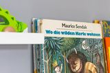 Als Inspiration für das schöne Wandbild sorgte das Buch "Wo die wilden Kerle wohnen" von Maurice Sendak – der Wald findet sich als Wandbild hinter dem Babybett wieder.