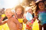 Veranstaltet eine Wasserbombenschlacht im Garten, Hof oder Park. Ja, das haben wir als Kinder auch gemacht. Und das Platschen und Quietschen macht genau so viel Spaß wie früher.