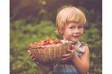 Fahrt zum nächstgelegenen Erdbeerfeld und macht Eure Körbe voll. Kinder haben Spaß am Sammeln. Von der Hand in den Mund schmecken Erdbeeren unvergleichlich gut.  Vielleicht habt Ihr auch Lust, hinterher gemeinsam einen Erdbeerkuchen zu backen oder eigene Marmelade zu kochen?