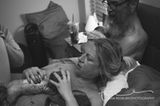 Geschafft! Auch das zweite Baby ist glücklich auf der Welt. Und gleich in Mamas Armen.