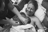 Der erste Gesundheits-Check: Die Kleinen bleiben ganz nah bei Mama. Die Mühen der Geburt sind wie weggeblasen – nur noch Glück!