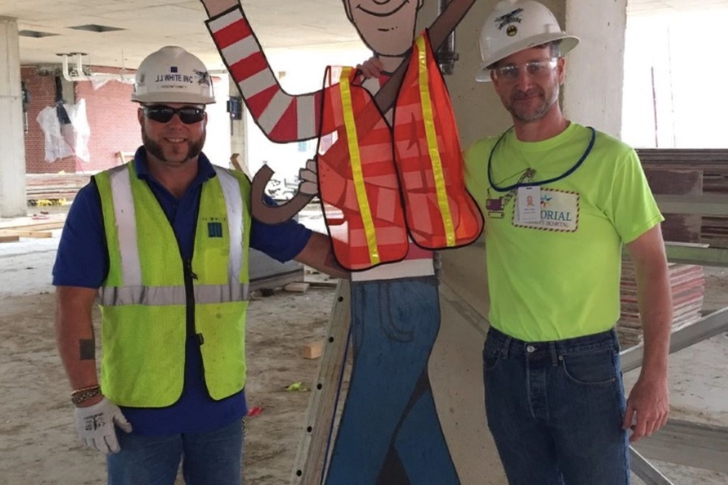 Waldo ist übrigens der Lieblingskollege aller Bauarbeiter - steht nie im Weg, verhält sich ruhig und bringt (nicht nur) Kinder zum Lachen.   So einen wünschen wir uns doch alle, oder?
