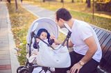 Beim Kauf eines Kinderwagens ist Papa voll in seinem Element. Wie fährt sich das gute Stück? Schwenkbare Räder? Einfach zu falten? Und besonders wichtig: Passt der Baby-Porsche in den Kofferraum?