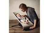 In der ergonomisch geformten Babywippe von Babybjörn kann Dein Baby von Geburt an Ruhen, Einschlafen, Beobachten und Spielen. Später ist die Wippe ein bequemer Stuhl für Kleinkinder bis zwei Jahre.